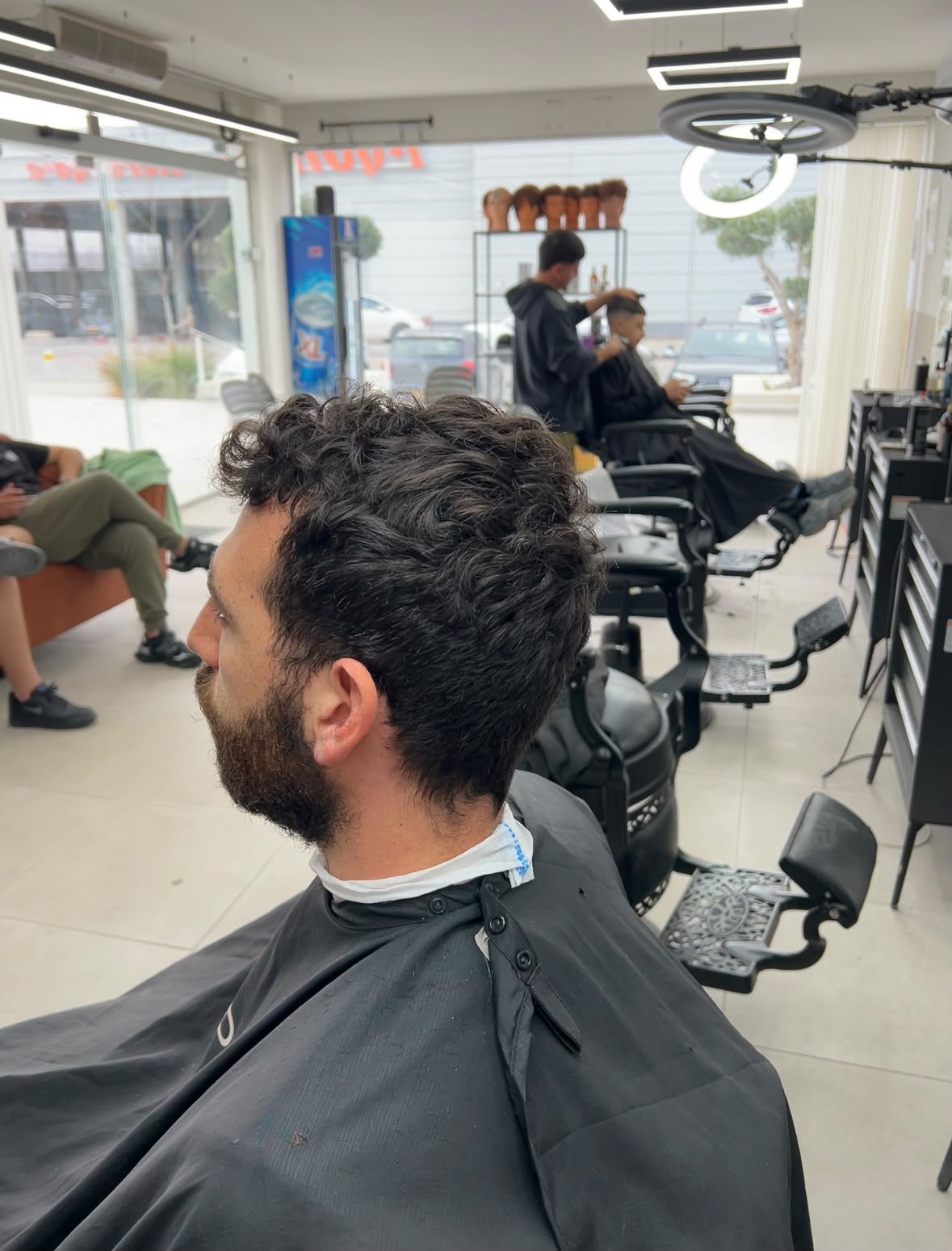לפני תספורת במספרה